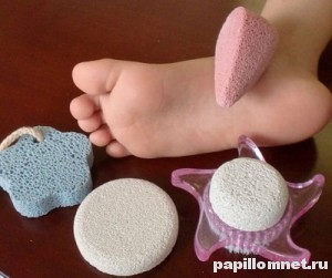 Фото ног с пемзой к статье о мозолях на подошве