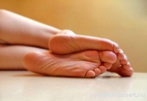 Фото ног к статье о лечении кровавых мозолей