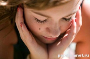 Фото лица девушки с родинкой на щеке