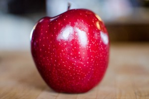 Красное яблоко для обряда