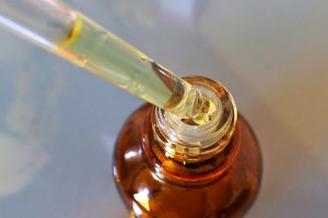 Нанесение масла пипеткой